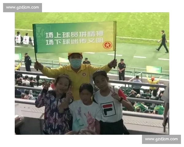 南京球迷 “人走场净” 赛场内外皆风景 南京球迷 “人走场净” 赛场内外皆风景